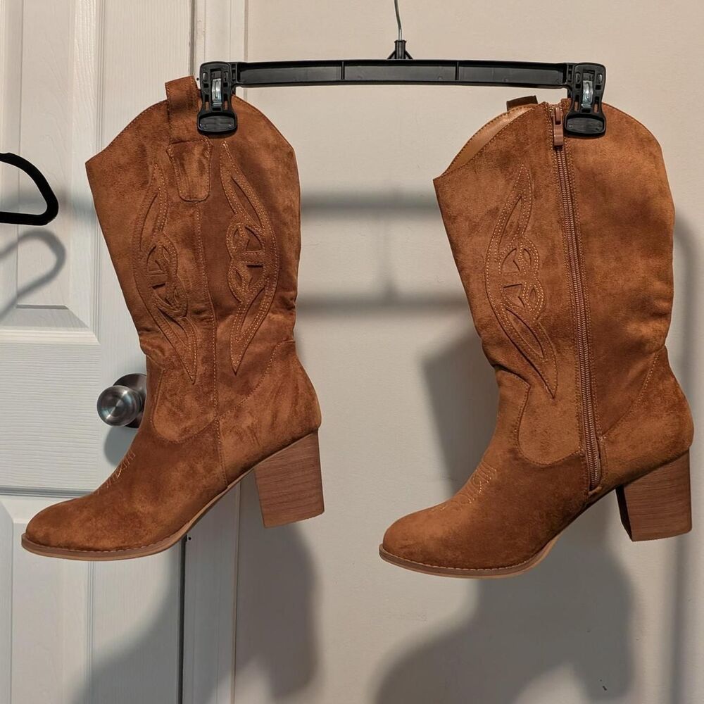 Brown cowboy boots with embroidered floral design